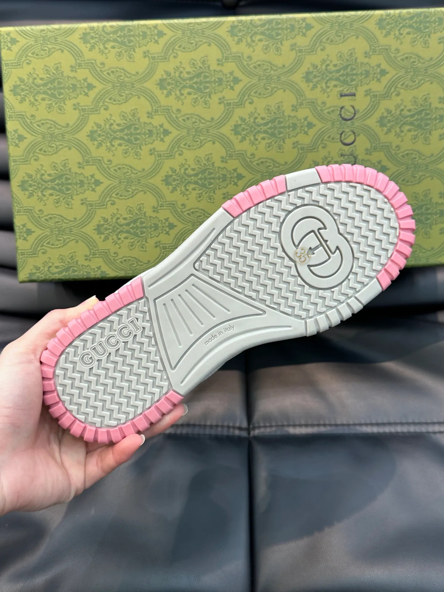 Men's Men's Shoes 💰p520 "GUCC*" Gucci's new couple's 👫 distressed effect sneakers. This low-top sneaker adopts a basketball-style silhouette design and cleverly incorporates hollow panels and distressed effects, showing its unique ingenuity. The ingenuity incorporates brand logo details such as interlocking Double G styling accessories and Gucci lettering, a low-key tribute to the brand's design heritage. A rubber non-slip outsole, inlays and embossed sole give the entire design a contemporary feel. Size: 35-45